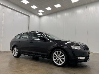 Coche accidentado Skoda Octavia Combi 1.6 TDI Ambition Panoramadak Navi Clima 2015/1