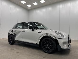 Damaged car Mini Cooper 1.5i Autom. Cooper Pepper 5-drs Navi Clima 2018/1