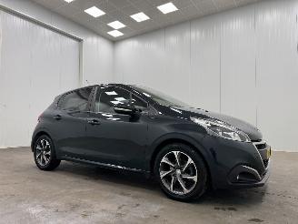 Voiture accidenté Peugeot 208 1.2 PureTech Signature 5-drs Navi Airco 2019/6