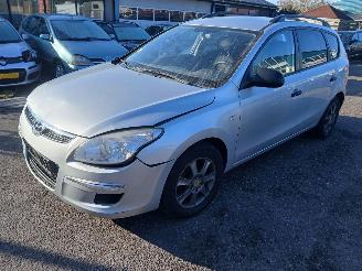 damaged passenger cars Hyundai I-30 i30 Crosswagon (WWH) Combi 1.6 CVVT 16V (G4FC-G) [93kW] 2009/2