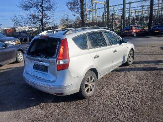 Hyundai I-30 i30 Crosswagon (WWH) Combi 1.6 CVVT 16V (G4FC-G) [93kW] picture 3