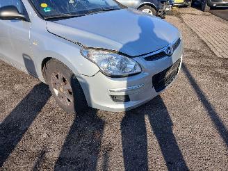 Hyundai I-30 i30 Crosswagon (WWH) Combi 1.6 CVVT 16V (G4FC-G) [93kW] picture 2