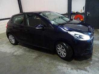 Peugeot 208 1.2VTI picture 2