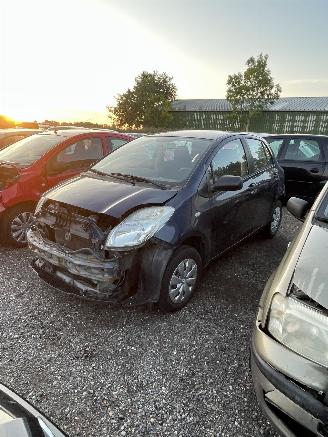 Salvage car Toyota Yaris 1.0 vvti 2010/1