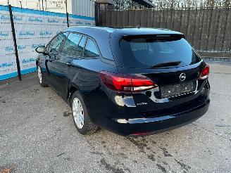 Opel Astra Sports Tourer 1.2 Turbo (96kW) Rijdbare schade links achter. Motor ok! picture 3