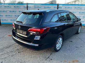 Opel Astra Sports Tourer 1.2 Turbo (96kW) Rijdbare schade links achter. Motor ok! picture 4