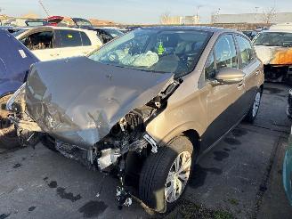 krockskadad bil auto Peugeot 208  2013/2
