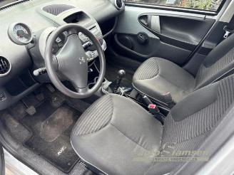 Peugeot 107 107, Hatchback, 2005 / 2014 1.0 12V picture 6