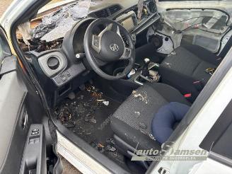 Vrakbiler auto Toyota Yaris Yaris III (P13), Hatchback, 2010 / 2020 1.0 12V VVT-i 2014/3