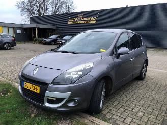 krockskadad bil auto Renault Scenic  2009/8