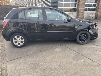 Kia Rio Rio II (DE) Hatchback 2005 / 2011 - 1.4 16V Hatchback  Benzine 1.399cc 71kW (97pk) FWD 2005-03/2011-12  G4EE picture 4