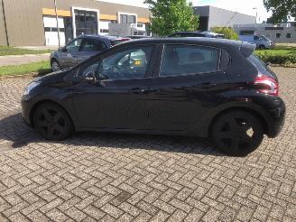 Peugeot 208  picture 4