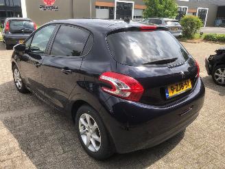 Peugeot 208  picture 9