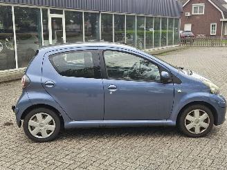 Toyota Aygo 1.0 12V VVT-i Hatchback  Benzine 998cc 50kW (68pk) FWD picture 2