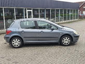 Peugeot 307 1.6 16V Hatchback  Benzine 1.587cc 80kW (109pk) FWD picture 2