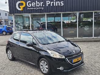 Schadeauto Peugeot 208 1.2 Vti 12V PureTech 82 Hatchback  Benzine 1.199cc 60kW (82pk) FWD 2013/1