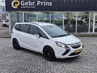 damaged passenger cars Opel Zafira 2.0 CDTI 16V 165 Ecotec MPV  Diesel 1.956cc 121kW (165pk) FWD 2014/10