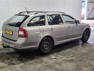 uszkodzony samochody osobowe Skoda Octavia 1.6 TDI Greenline Combi/o 4Dr Diesel 1.598cc 77kW (105pk) FWD 2012/2