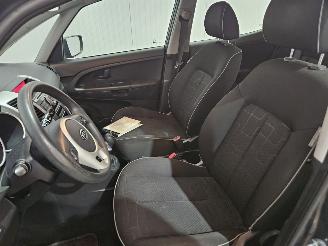 Kia Venga 1.4 CVVT 16V MPV  Benzine 1.396cc 66kW (90pk) FWD picture 9