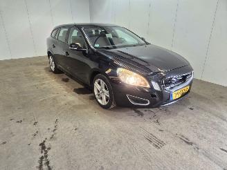Damaged car Volvo V-60 1.6 T3 16V Combi/o  Benzine 1.598cc 110kW (150pk) FWD 2012/4