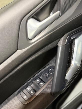 Peugeot 308 1.2 PureTech Blue Lease Executive picture 15