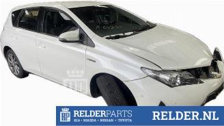 damaged passenger cars Toyota Auris Auris (E18), Hatchback 5-drs, 2012 / 2019 1.8 16V Hybrid 2013/1