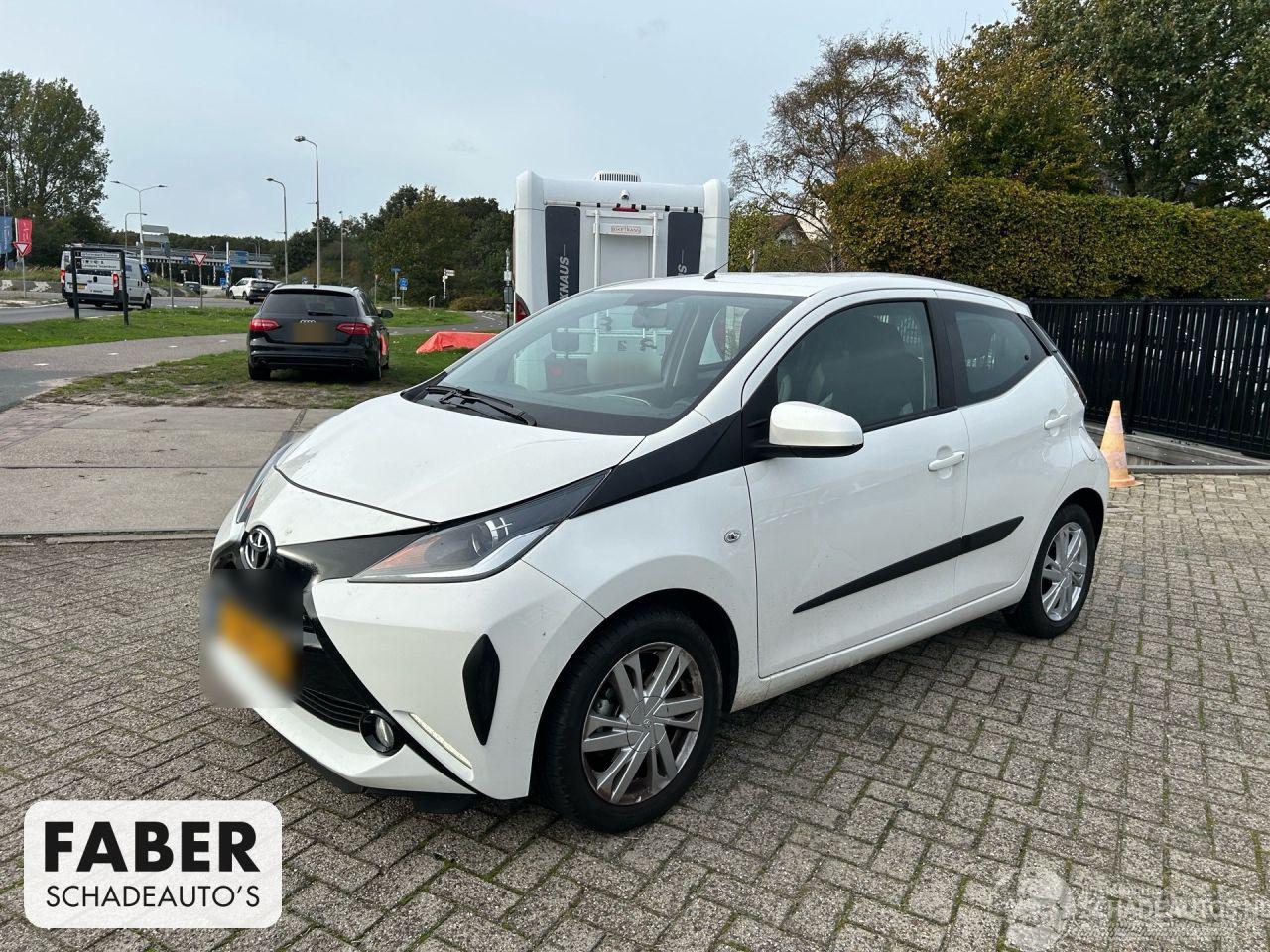 Toyota Aygo 1.0 VVT-i x-play | 14.325 km!!