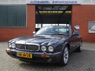 Vaurioauto  passenger cars Jaguar XJR 4.0 V8 Supercharged 363pk, Leer, Climate & Cruise 2002/4