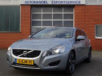 Damaged car Volvo V-60 D6 AWD Pug-in Hybride, 158kw, Leer, Navi, Schuifdak 2012/12
