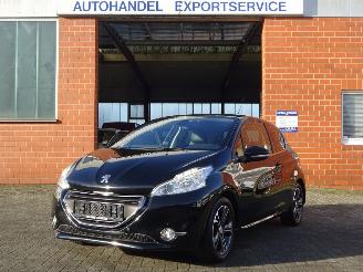 Schadeauto Peugeot 208 1.2i Intuitive, Leer, Navi-MMS, Cruise & Climate 2013/3