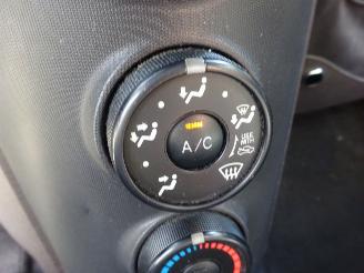 Toyota iQ IQ+ Comfort 1.0i Automaat, Airco, Stuurbekr, APK picture 17