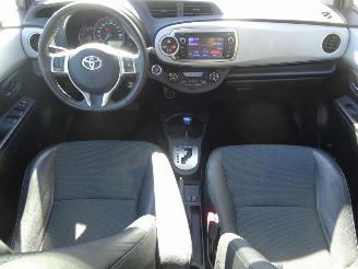 Toyota Yaris Hybrid, Panorama, Leer, Navi, Cruise & Climate control picture 13