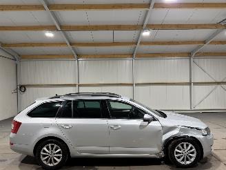 Unfallwagen Skoda Octavia 1.6TDI 81kW Automaat Panoramadak 2016/12