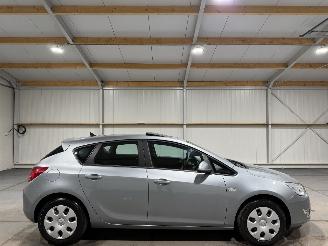 Schadeauto Opel Astra 1.4Turbo 103kW Automaat Edition Schuifkantel 2012/7