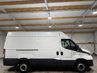 damaged commercial vehicles Iveco Daily 2.3D 115kW Automaat 352L H3 2021/11