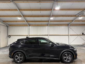 damaged passenger cars Ford Mustang Mach-E 98kWh Extended RWD 2021/1