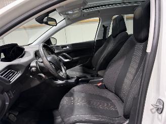 Peugeot 308 1.6BlueHDI 88kW Lease Executive Pack Pano picture 13