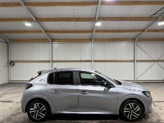 Vaurioauto  passenger cars Peugeot 208 1.2PT 55kW Airco Camera Style 2023/12