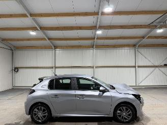 Damaged car Peugeot 208 1.2PT 74kW Automaat Blue Lease Active 2021/7