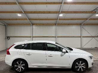 Vaurioauto  passenger cars Volvo V-60 2.4D6 158kW Automaat AWD Plug-in Hybrid Summum 2013/12