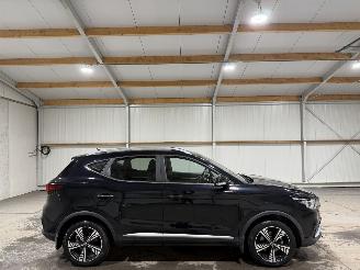 krockskadad bil auto MG ZS 45kWh 105kW Pano Leder Luxury 2020/7