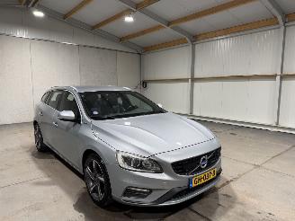 Volvo V-60 2.4D6 158kW AWD Plug-in Hybrid R-Design picture 3