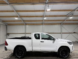 Vaurioauto  commercial vehicles Toyota Hilux 2.4D-4D 110kW 4WD Cool Comfort 2023/5