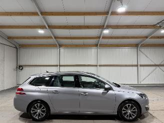 Vaurioauto  passenger cars Peugeot 308 1.2PT 96kW Blue Lease Premium 2016/1