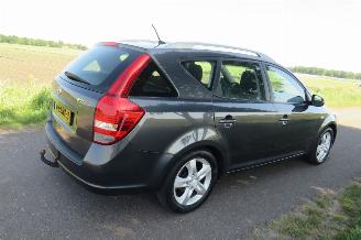uszkodzony samochody osobowe Kia Cee d 1.4 Cvvt 90pk Seven Airco Navigatie Clima Camera   2011 2011/9
