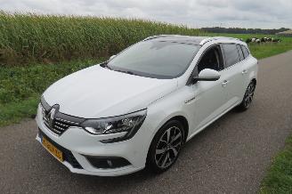Renault Mégane 1.3 116pk  TCe Bose Navigatie Sport stoelen  186.000km nap Leer Sport [  2020 picture 4