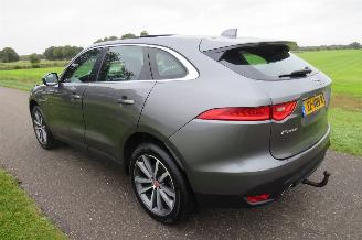 Schadeauto Jaguar F-Pace 2.0D 180pk Automaat Portofolio 4 AWD Panoramadak  [ splinter nieuwe Motor bij 137.000 km SUV 2016/7