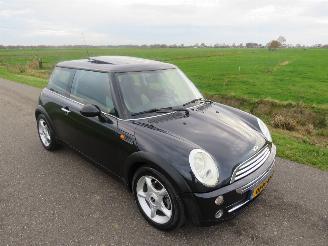 Schadeauto Mini Mini COOPER 1.6 116pk Airco  2005  [ schadevrij top staat  schuifdak 2005/10