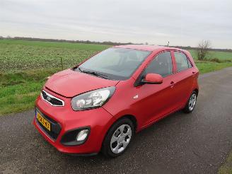 Damaged car Kia Picanto 1.0 CVVT ISG 69pk 170.000km 5Drs  Airco   2013 2013/9