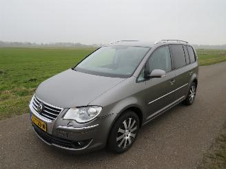 damaged passenger cars Volkswagen Touran 1.4 TSi  170pk Automaat 7 persoons  Highline Business sport  mpv 2008/11